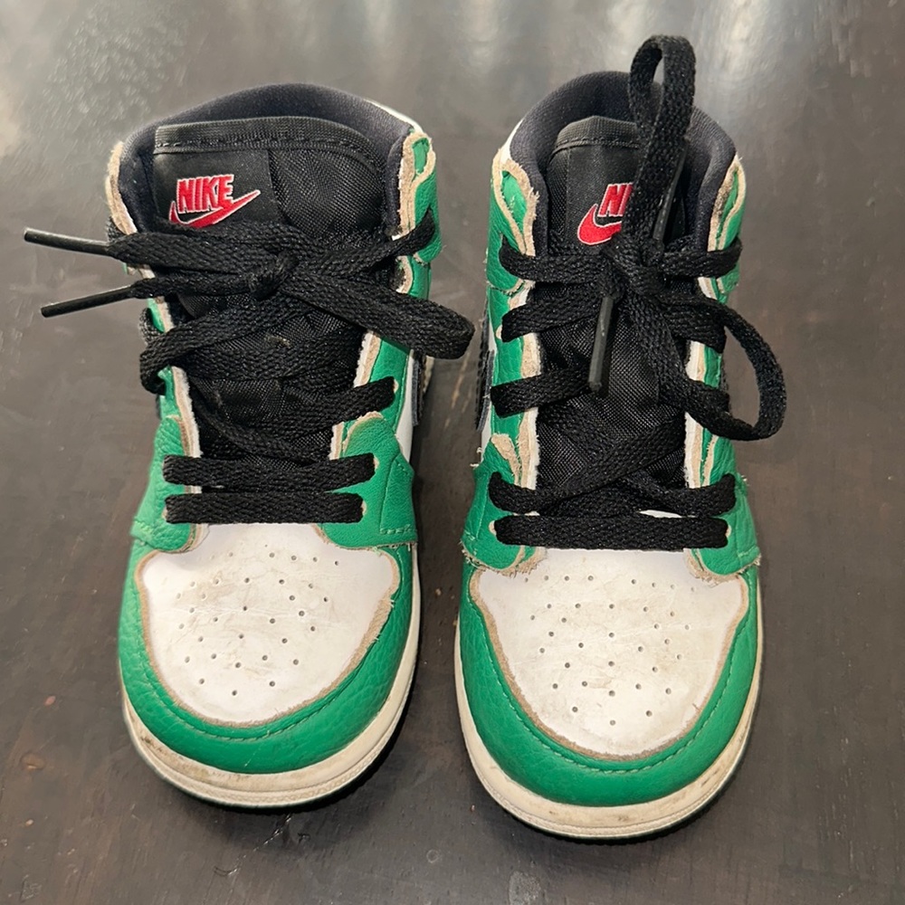 Toddler boy green Nike . Size 7C